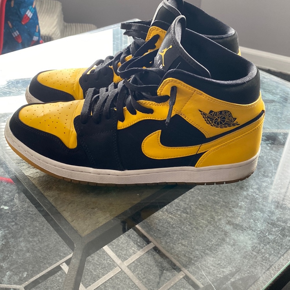 2017 Air Jordan 1 Retro Mid 'New Love' yellow black white no box size 11.5 8/10